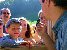 Beringung eines Vogels unter Beobachtung interessierter Besucher