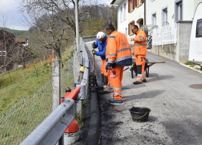 Arbeiten am Randabschluss beim Eggweg Foto: Thomas Mosimann