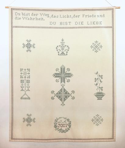 Die Stickerei "Du bist die Liebe" im Gemeindesaal Lauwil