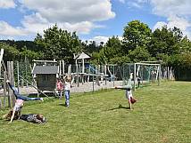 Neben dem Spielplatz ist viel Platz zum Toben