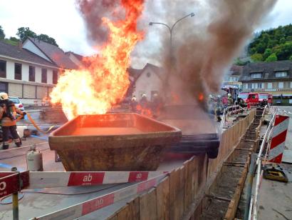 Löschübung auf demDorfplatz Reigoldswil