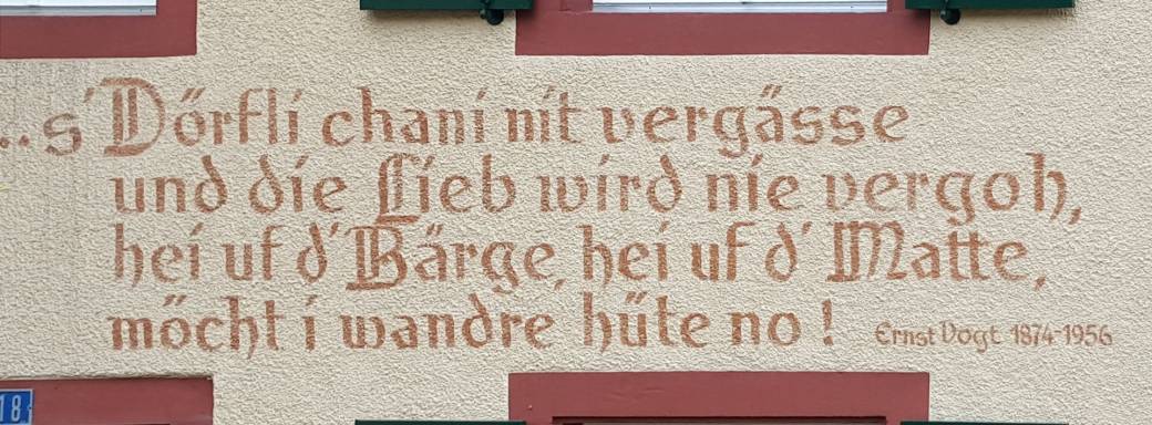 1. Stophe des Liedes s'Dörfli chani nid vergässe von Ernst Vogt an einer Hausfassade